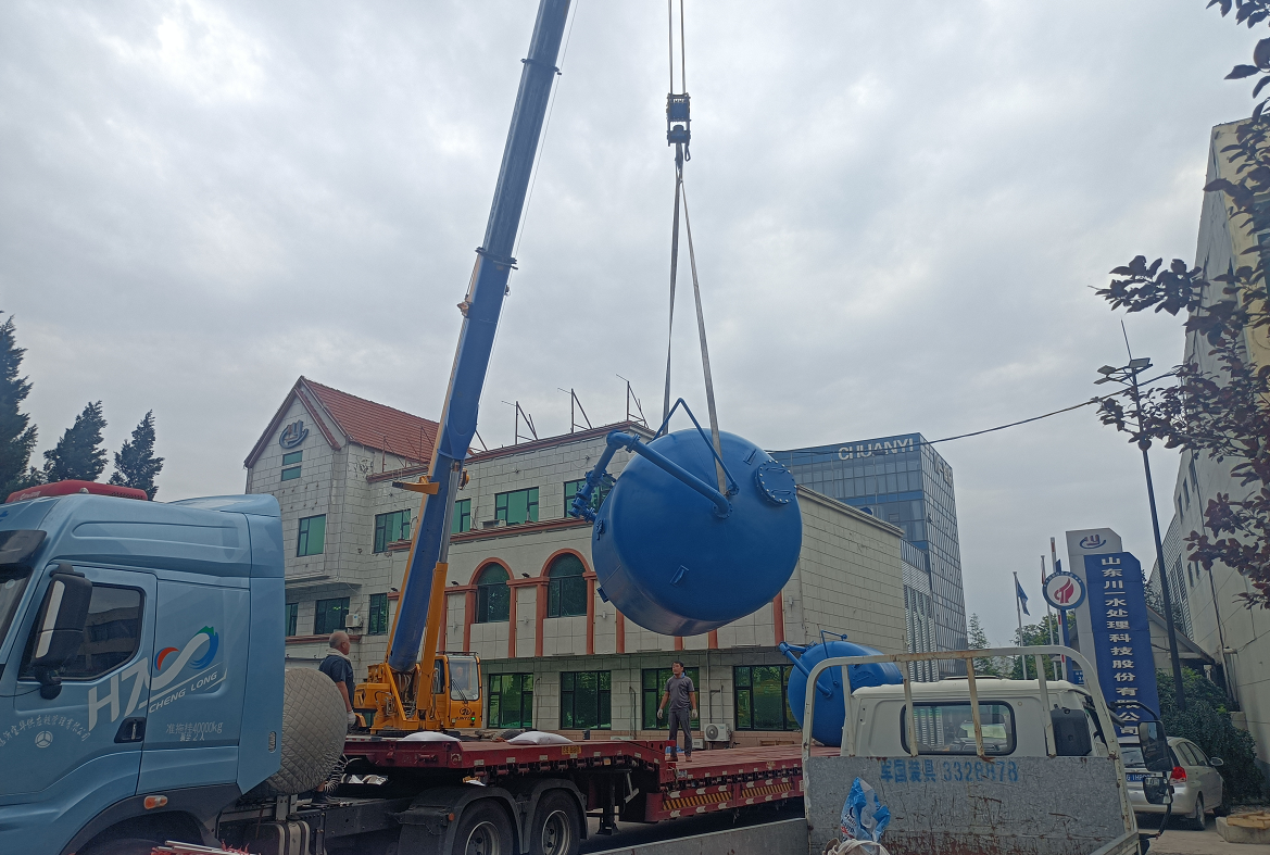 【川一股份】40T單級反滲透設(shè)備+10T濃水回收設(shè)備裝車發(fā)往陜西榆林市